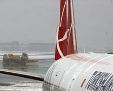 Kar İstanbul’a girdi: 100’ü aşkın uçak seferi iptal