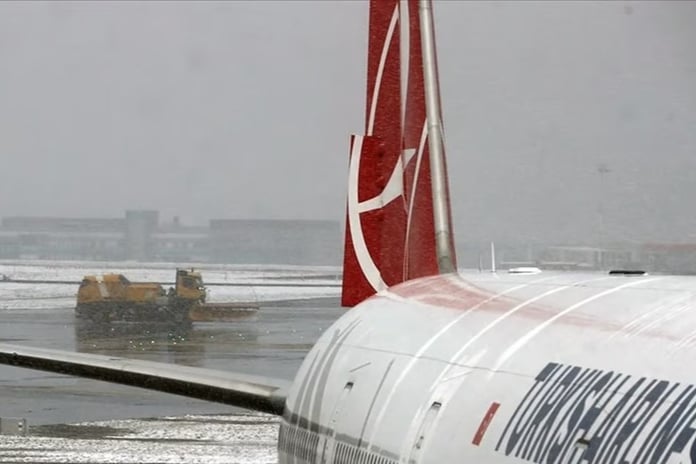 Kar İstanbul’a girdi: 100’ü aşkın uçak seferi iptal