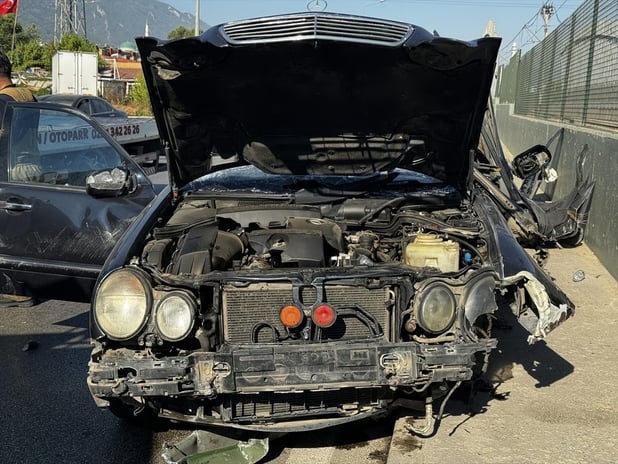 Bursa Yıldırım'da otomobil demir bariyere saplandı