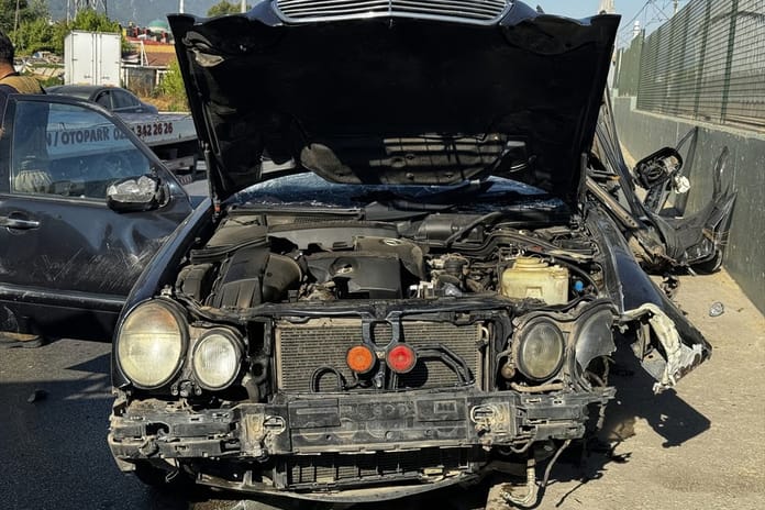 Bursa Yıldırım'da otomobil demir bariyere saplandı