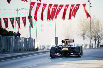 F1 aracı İstanbul tanıtımı için sahilde