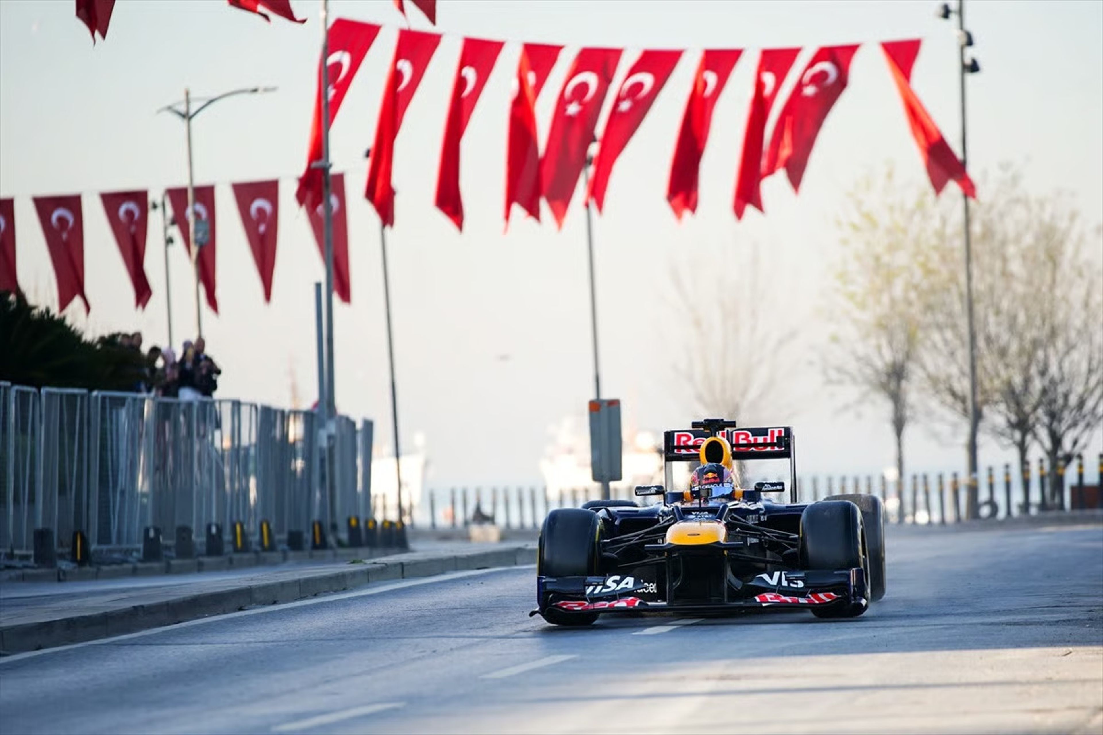 Formula 1 rüzgarı İstanbul’da esiyor: F1 aracı Salacak sahilini renklendirdi