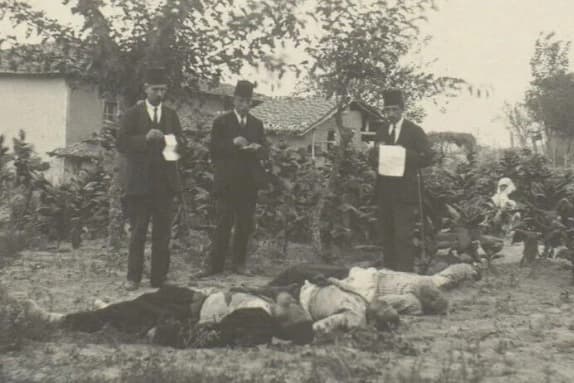 Dışişleri Bakanlığı, Yunan ordusunun Bursa'daki katliamından yeni fotoğraflar yayınladı