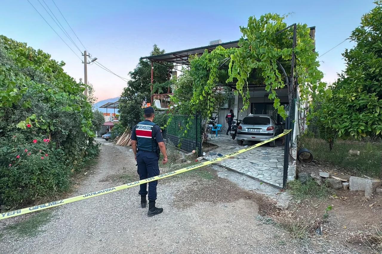 Bahçe kapısından çıkan ses can aldı! Komşu dehşetinde 1 kişi öldü, 2 kişi yaralı