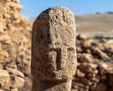 Karahantepe'de insan yüzlü ilk T biçimli dikilitaş bulundu