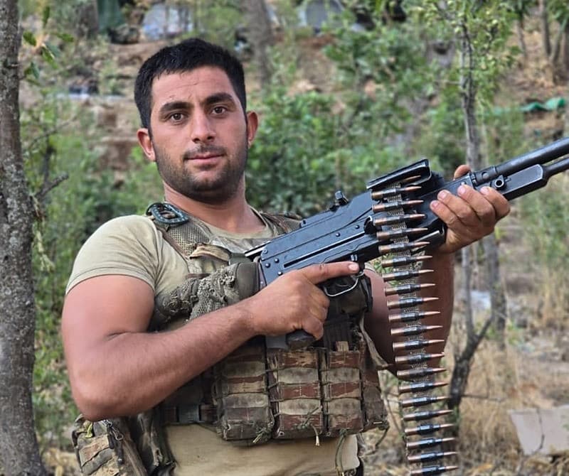 Şehitlerimizin baba evine Türk Bayrağı asıldı