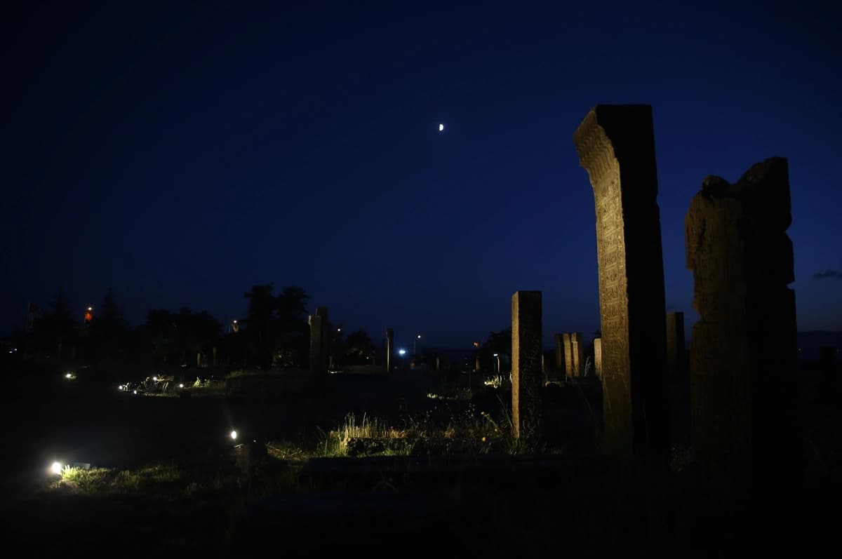 Selçuklu Meydan Mezarlığı gece görüntülendi