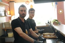 Her gün 2 bin adet ücretsiz tost yapıp motokurye ile gönderiyor