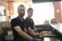 Her gün 2 bin adet ücretsiz tost yapıp motokurye ile gönderiyor