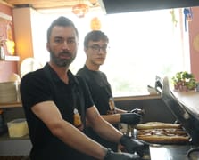 Her gün 2 bin adet ücretsiz tost yapıp motokurye ile gönderiyor