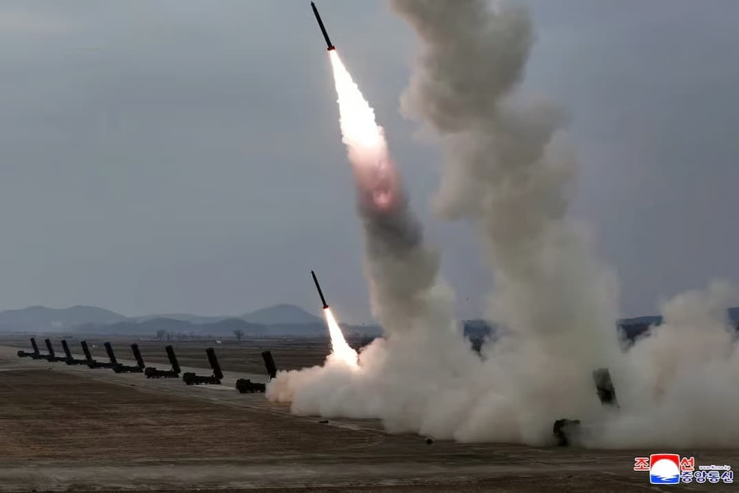 Kuzey Kore 12 adet KN-25 600 mm ultra büyük roketatar sistemiyle uzun menzilli saldırı tatbikatı gerçekleştirdi