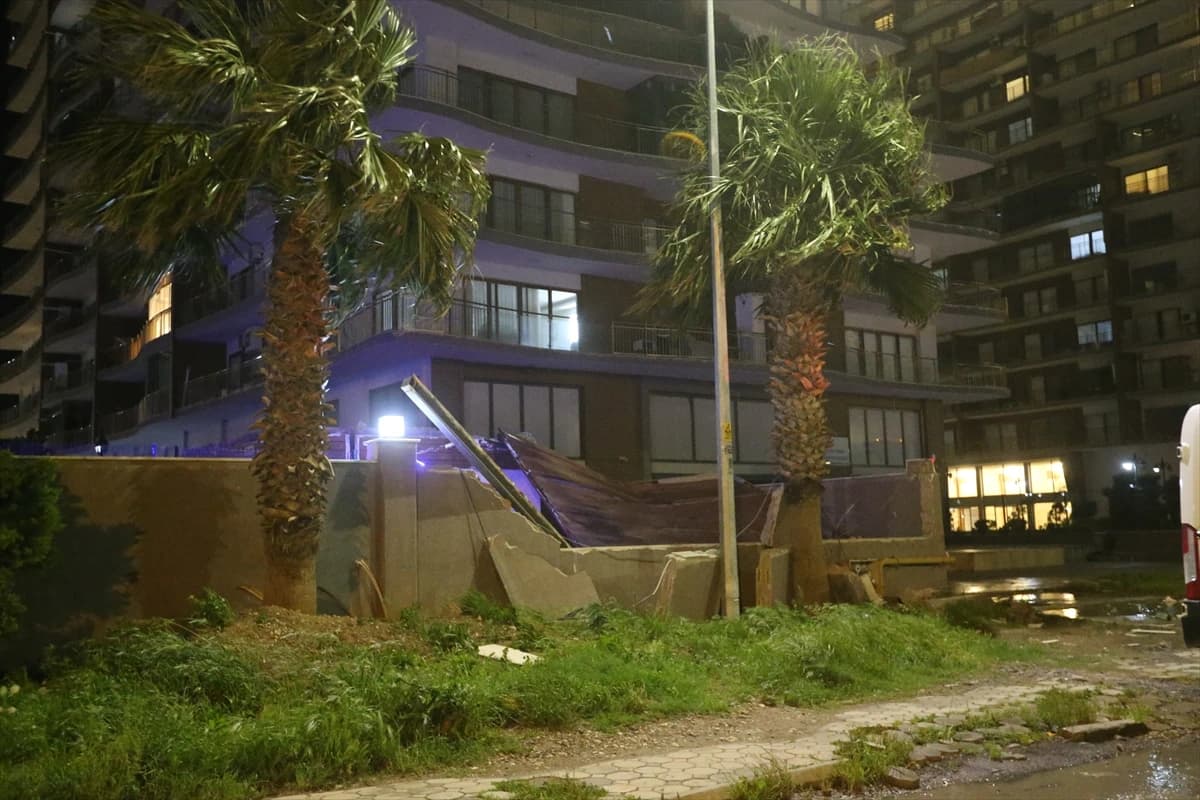 Hatay'da şiddetli fırtına hayatı felç etti