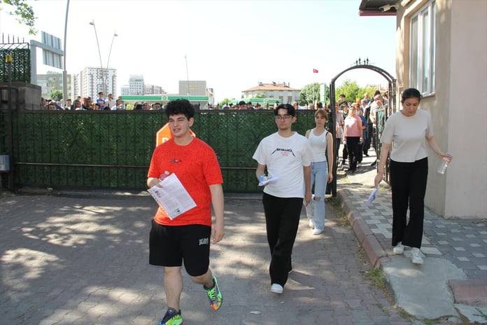 Milyonlarca öğrenci ter döktü! YKS'nin birinci oturumu sona erdi