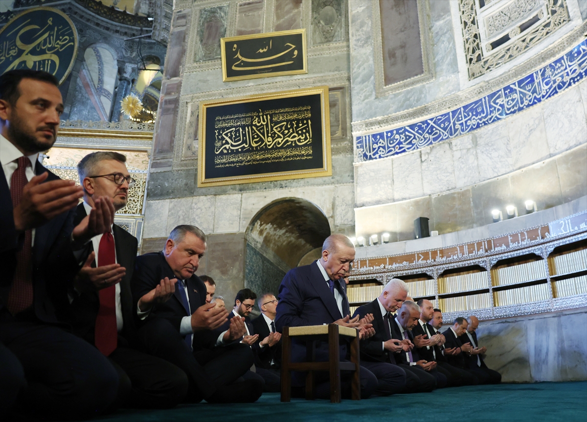Cumhurbaşkanı Erdoğan'dan Ayasofya çıkışında fetih mesajı: Akşam İstanbul bir başka güzel olacak