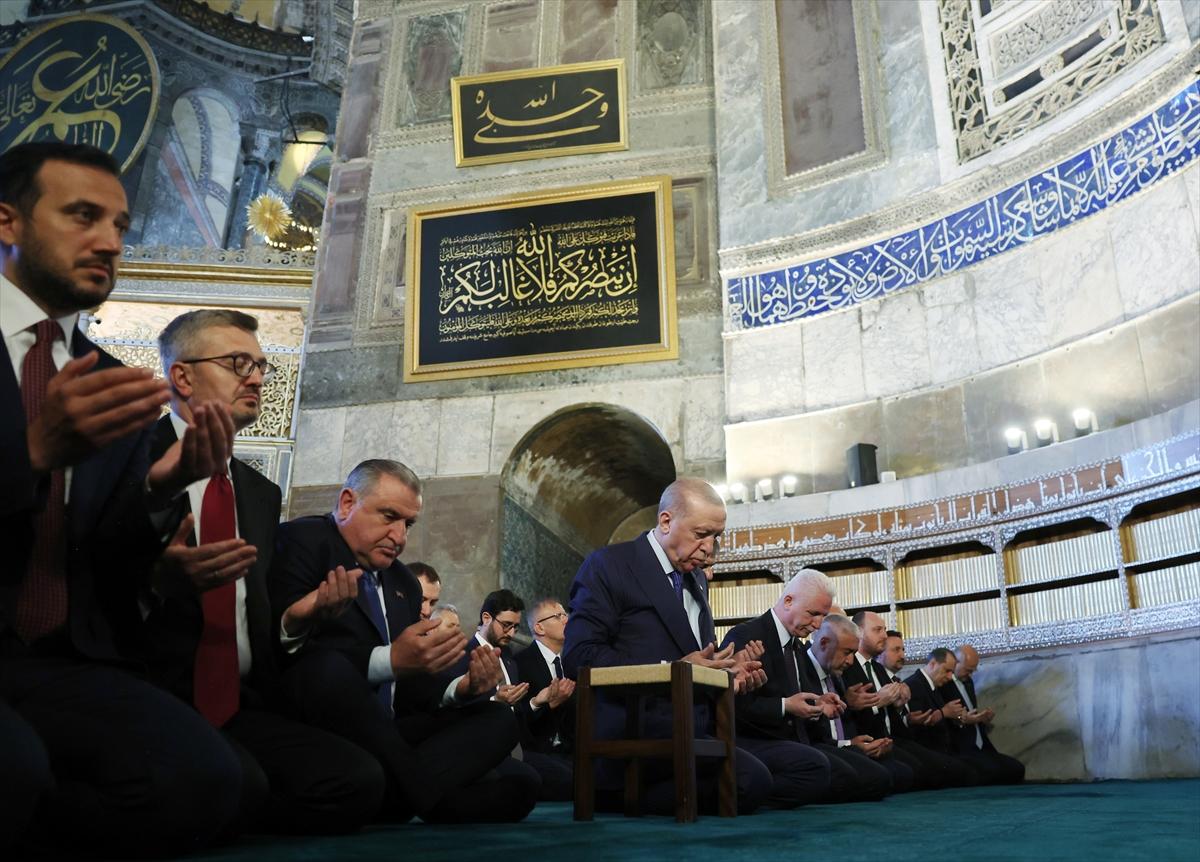 Cumhurbaşkanı Erdoğan'dan Ayasofya çıkışında fetih mesajı: Akşam İstanbul bir başka güzel olacak