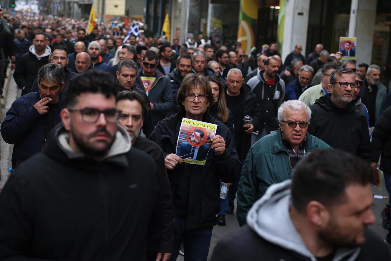Atina'da grevdeki taksiciler Meclis binasına yürüyüş düzenledi
