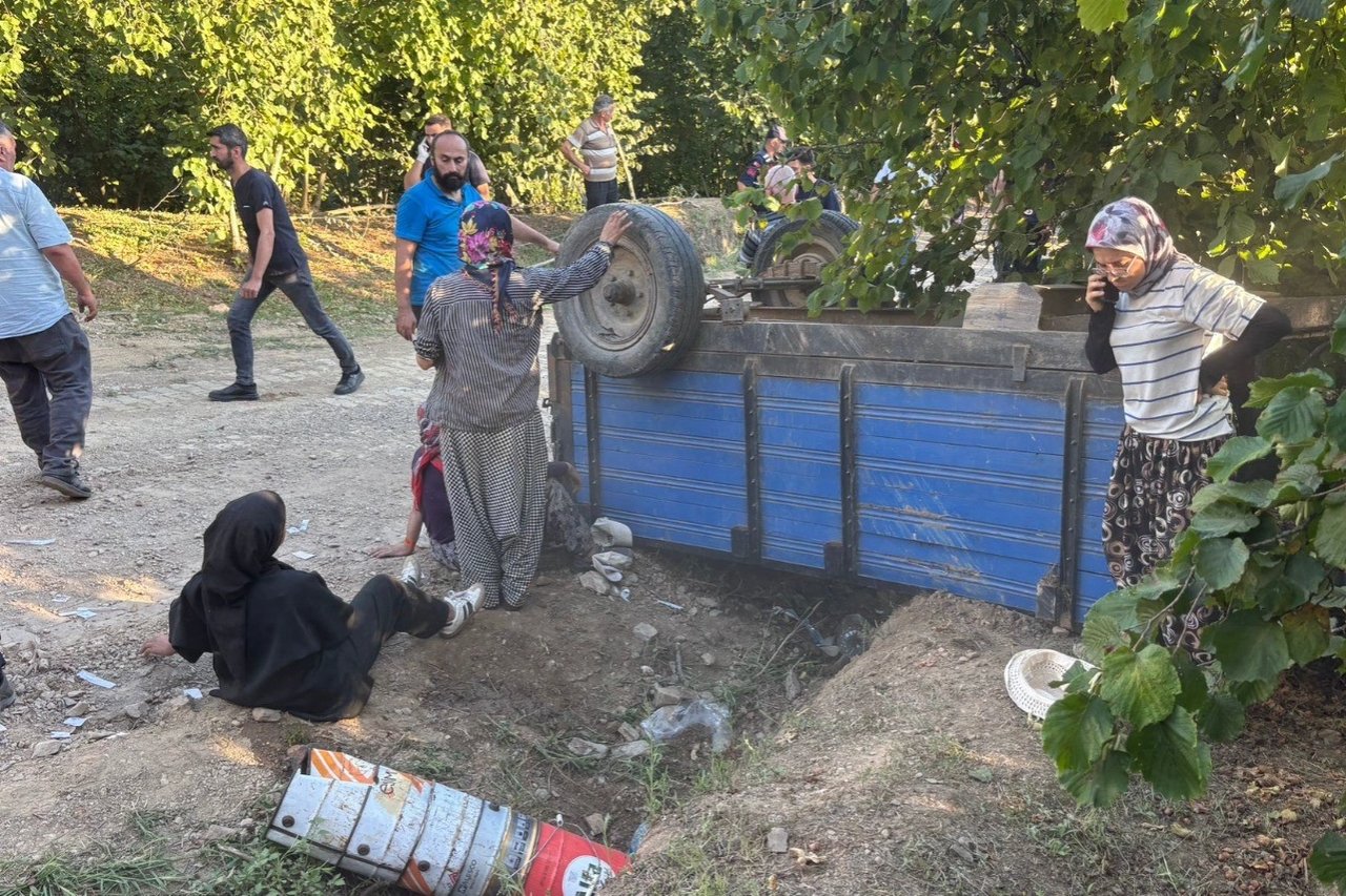 Sakarya'da fındık işçilerini taşıyan traktör devrildi