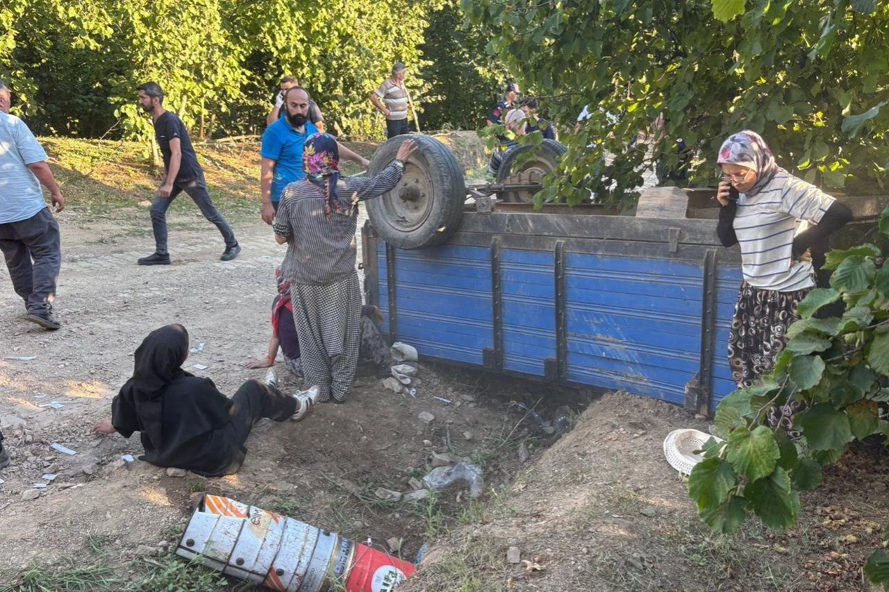 Sakarya'da fındık işçilerini taşıyan traktör devrildi: 18 yaralı