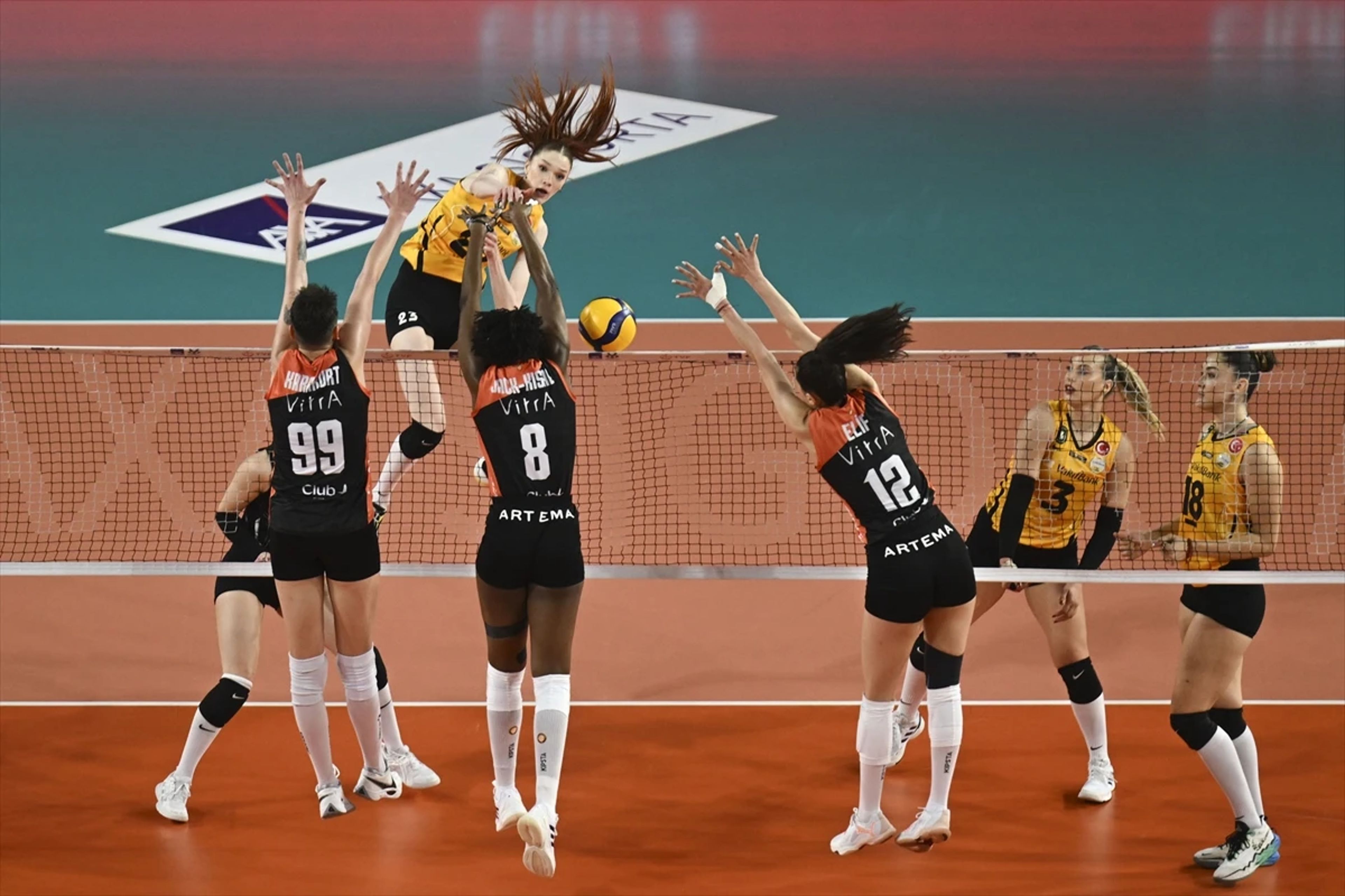 VakıfBank yeniden öne geçti