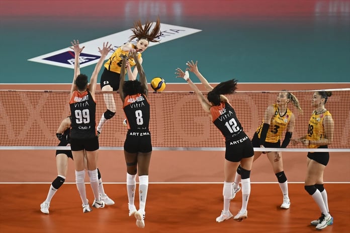 VakıfBank yeniden öne geçti