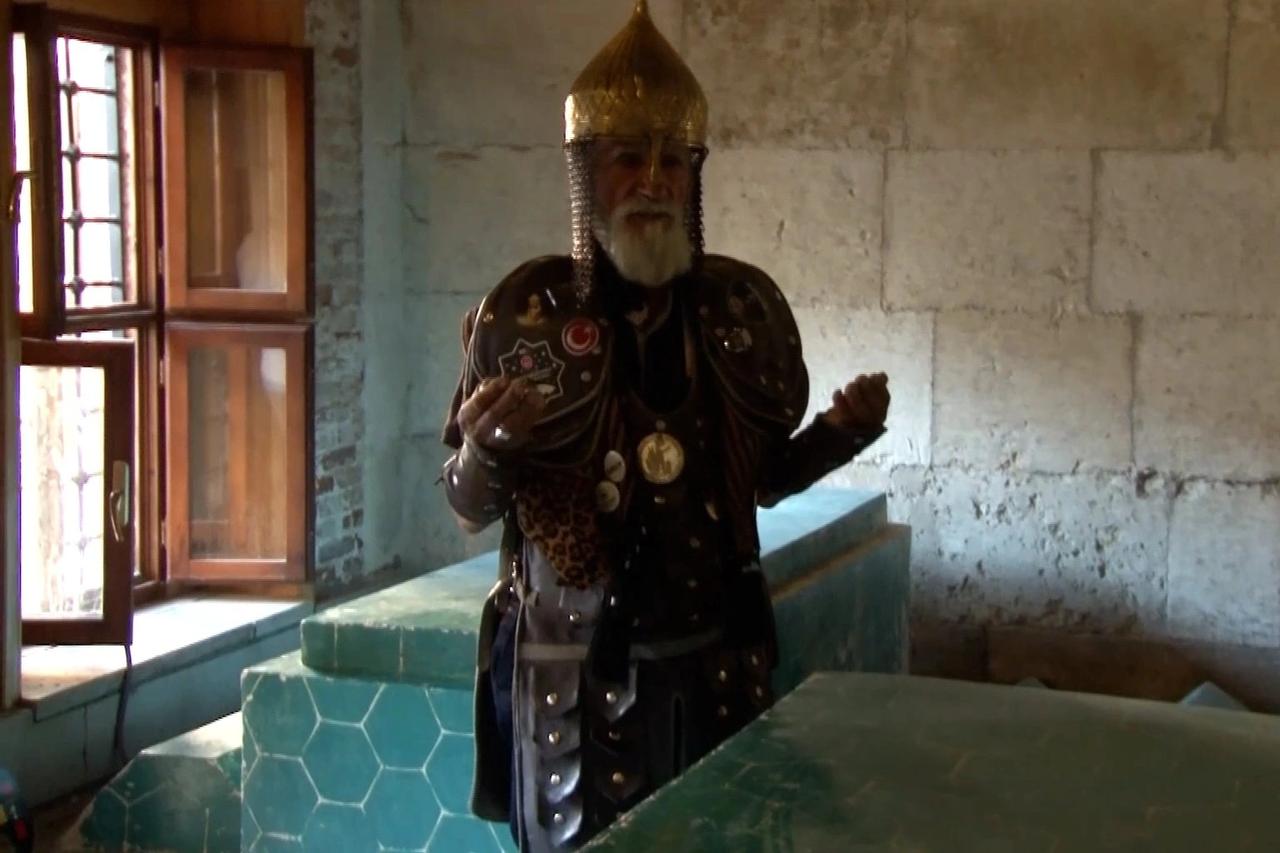 Sultan Alparslan Kıyafetiyle il il dolaşıyor