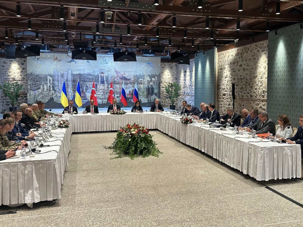 Kremlin Awaits Ukraine Response to Peace Talks Offer