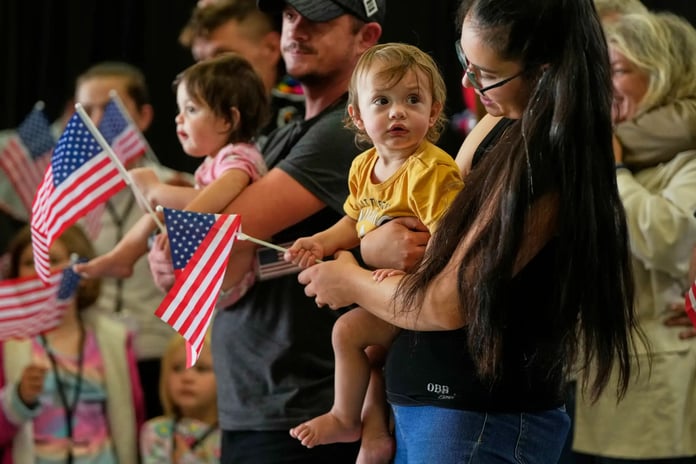 Trump yönetiminden beyaz Güney Afrikalılara mülteci statüsü
