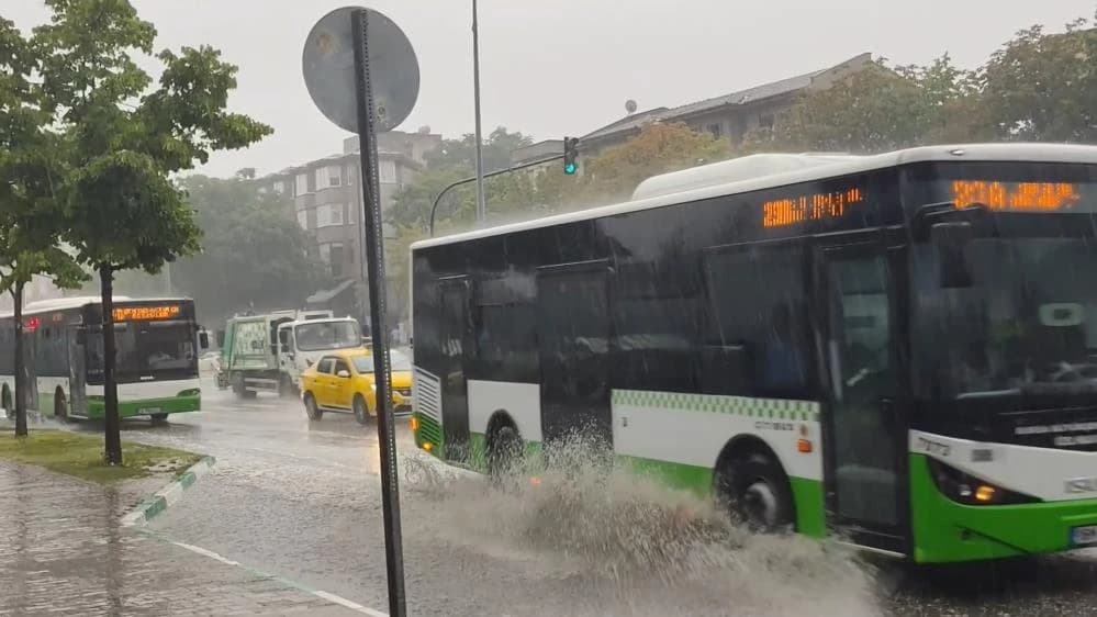 Bursa'da yollar göle döndü, vatandaşlar zor anlar yaşadı