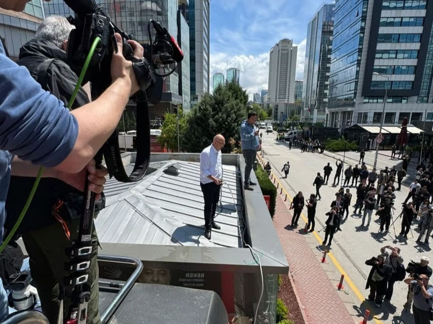 CHP'li vekil Mahmut Tanal hortumla polisleri bekledi! Parti merkezinde ilginç anlar
