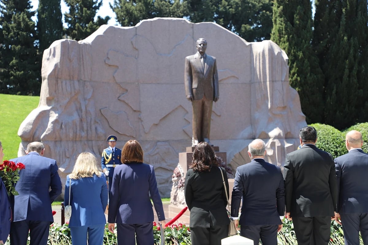 Haydar Aliyev Bakü'de mezarı başında anıldı