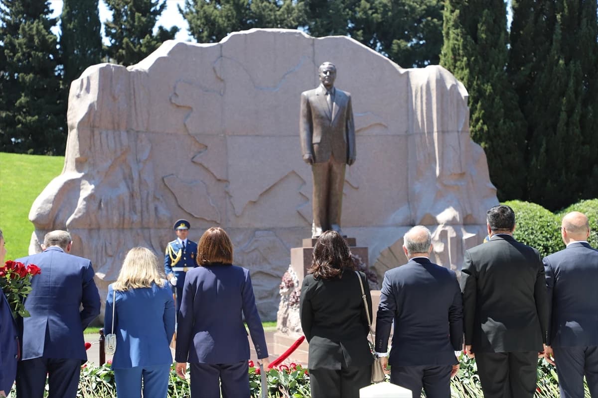 Haydar Aliyev Bakü'de mezarı başında anıldı