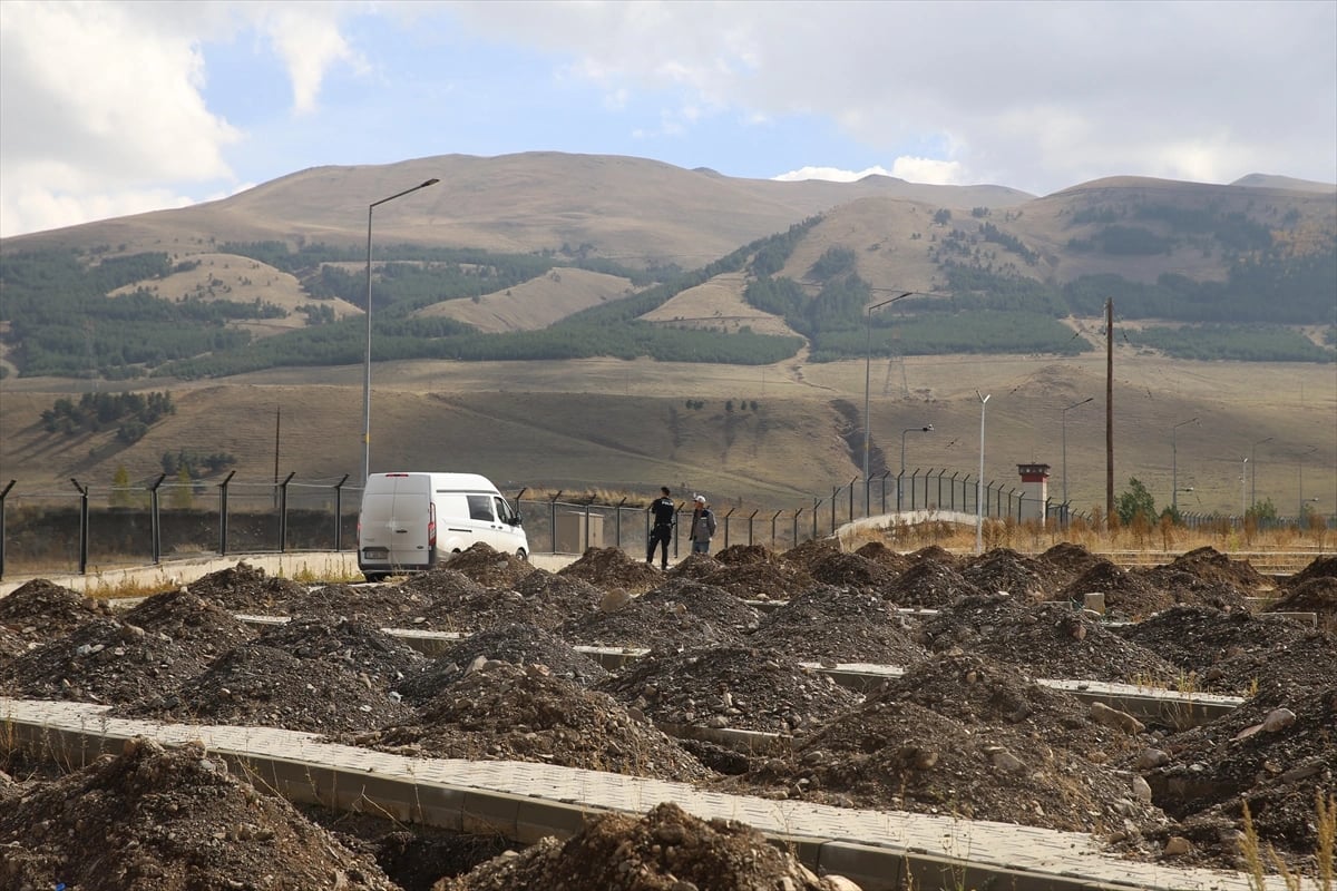 Erzurum'da mezar kazısında patlamamış top mermisine rastlandı
