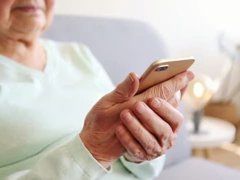 Acil yardım hattını sabote edince telefonları alındı
