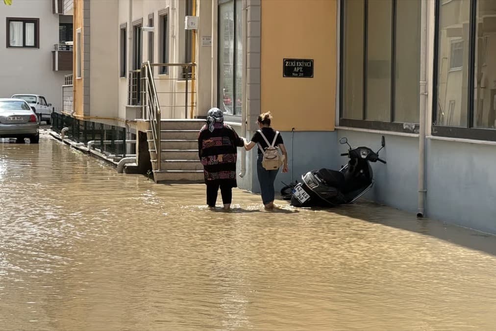 Kastamonu'da su baskınları nedeniyle zemin katlar tahliye edildi