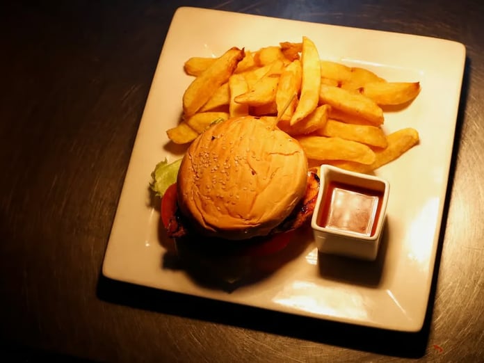 İngiltere'de gece saatlerinde abur cubur reklamları yasaklandı