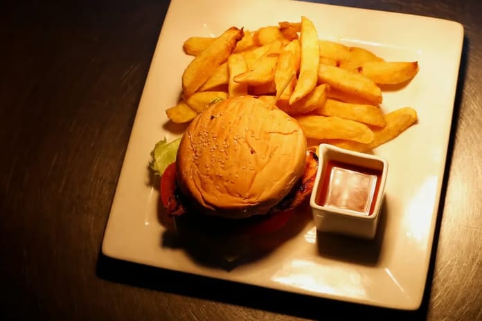 İngiltere'de gece saatlerinde abur cubur reklamları yasaklandı