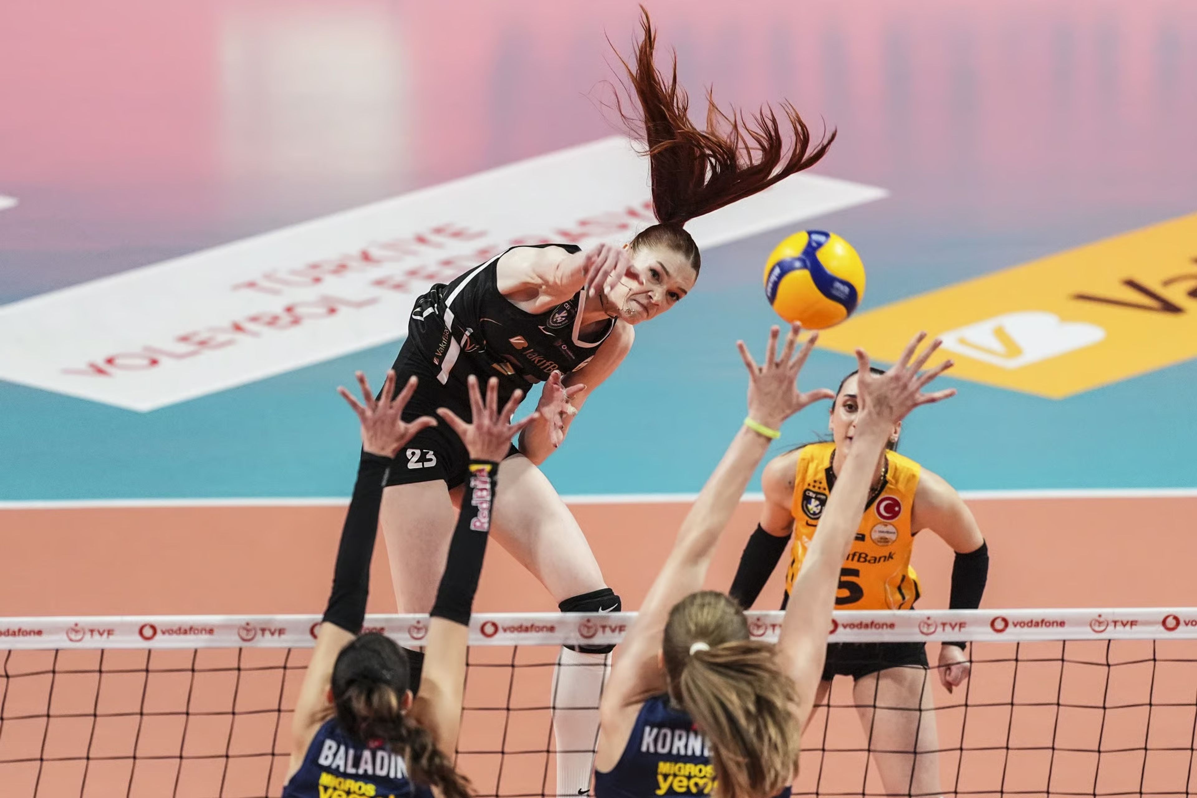 Sultanlar Ligi’nde şampiyonluk gecesi: VakıfBank kupaya çok yakın
