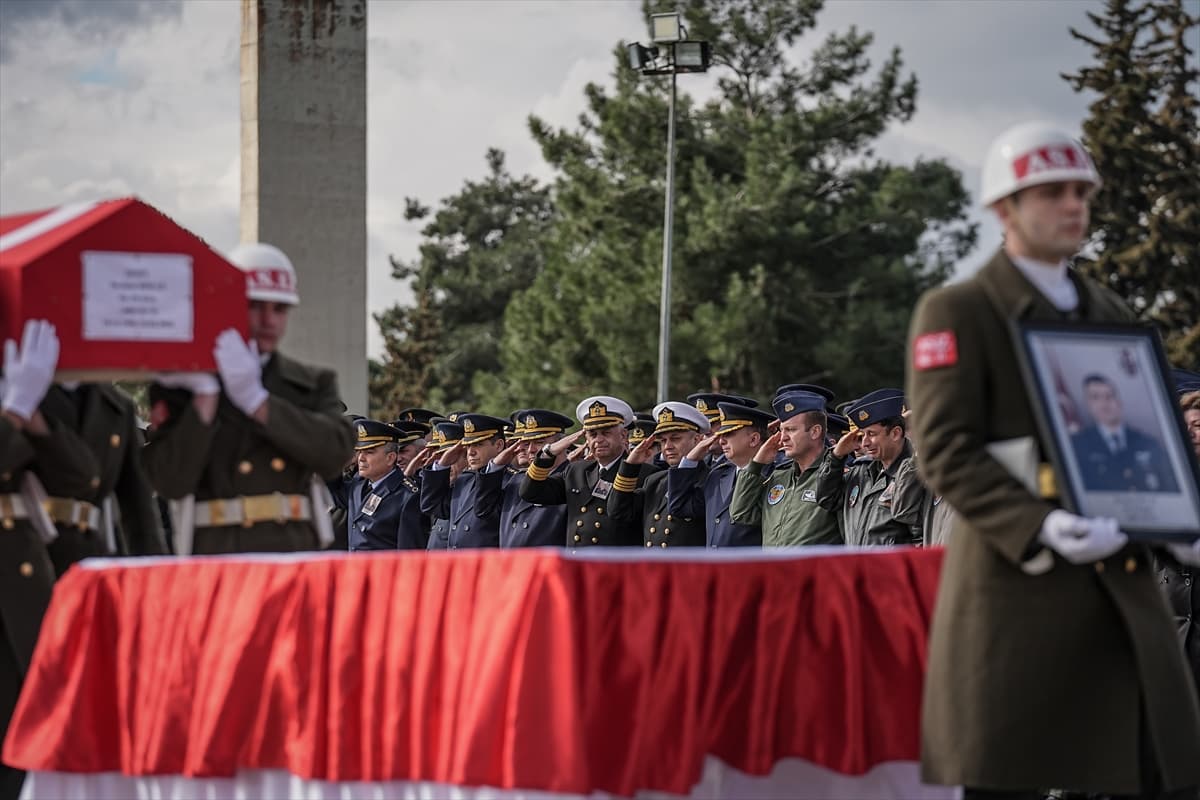 Balıkesir’de düşen F-16 savaş uçağında şehit olan pilotumuz için tören düzenlendi