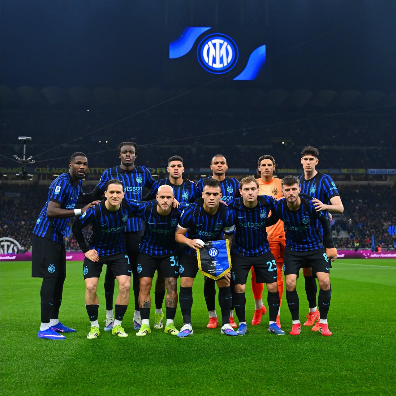 Serie A'da Milano ekipleri zirveyi paylaşıyor