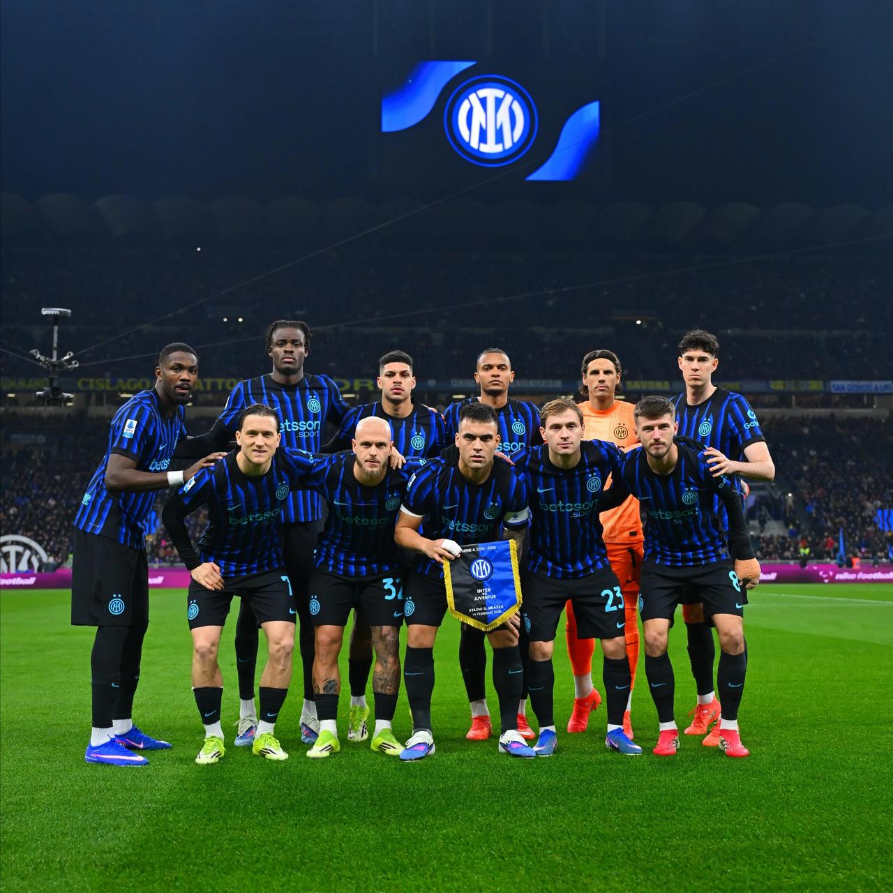 Serie A'da Milano ekipleri zirveyi paylaşıyor