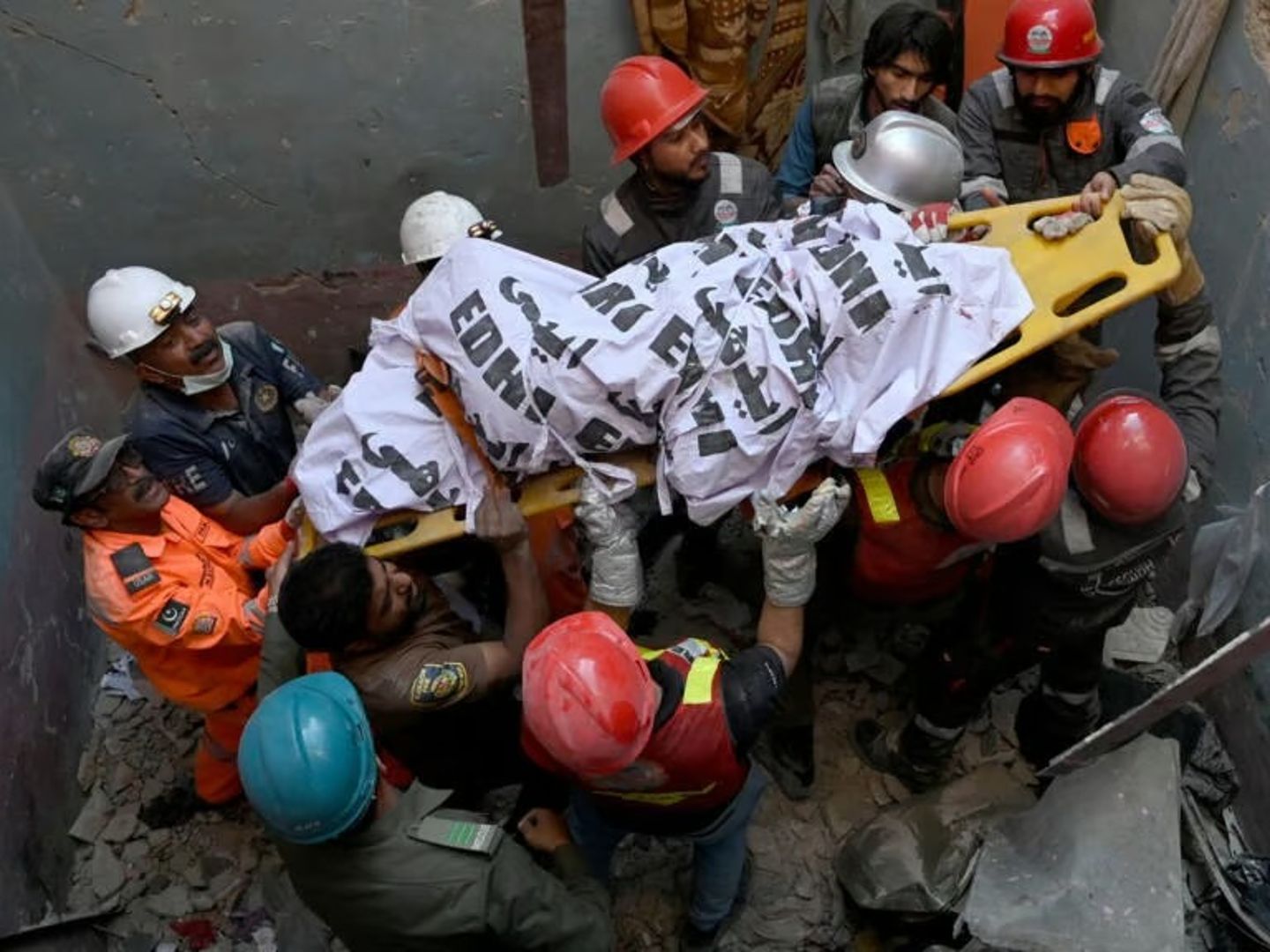 Pakistan'da bir binada patlama: 16 ölü, 14 yaralı