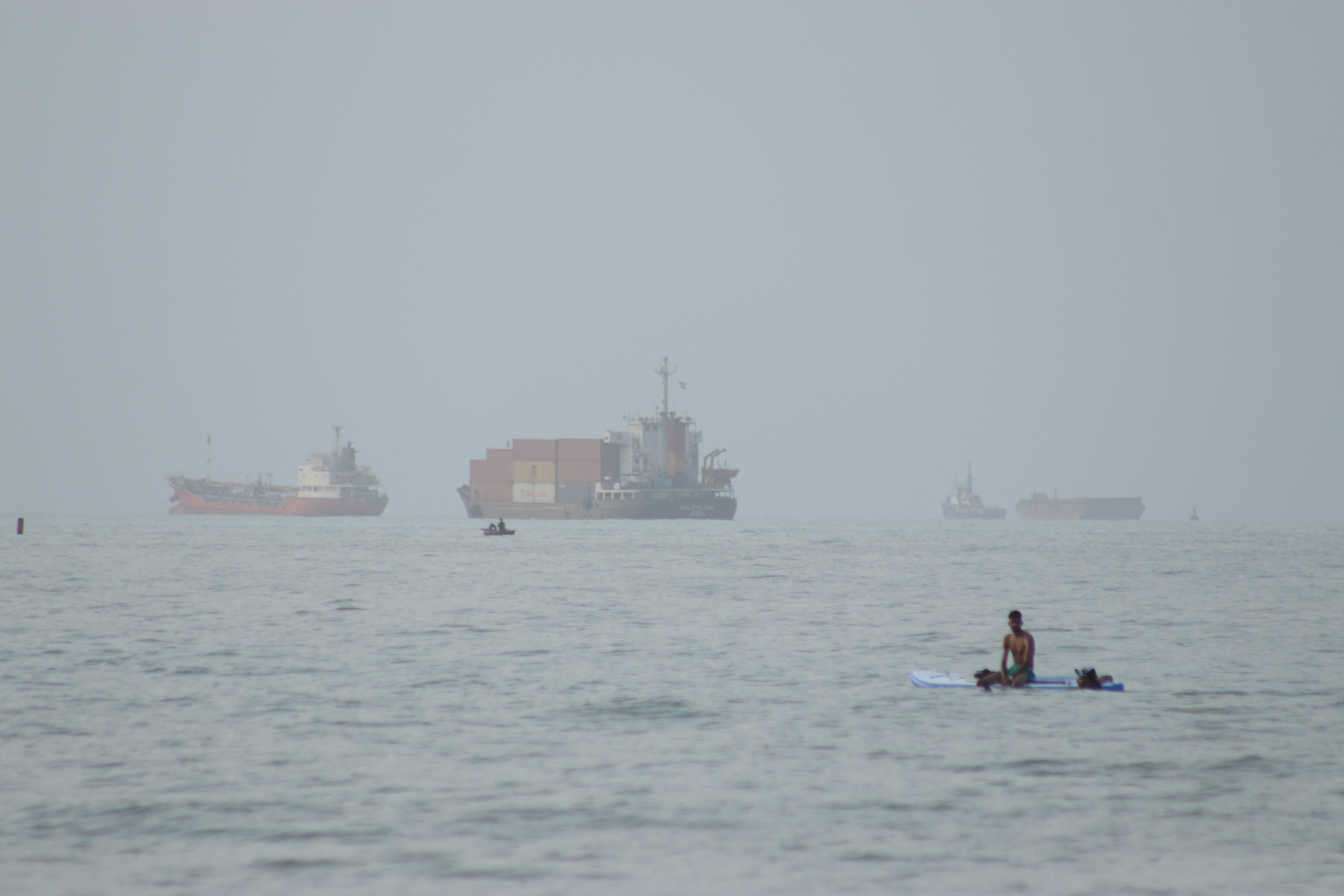Iran and Oman in Talks to Reopen Strait of Hormuz Shipping
