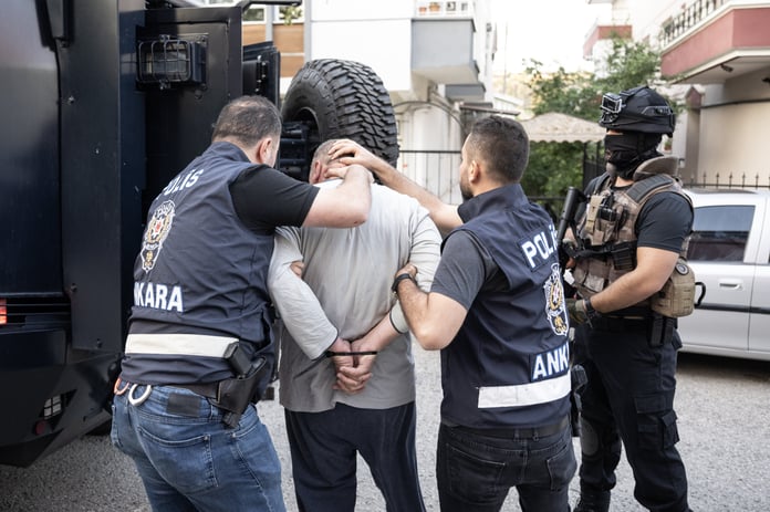 Jandarma'dan FETÖ'ye 30 ilde operasyon 65 tutuklu