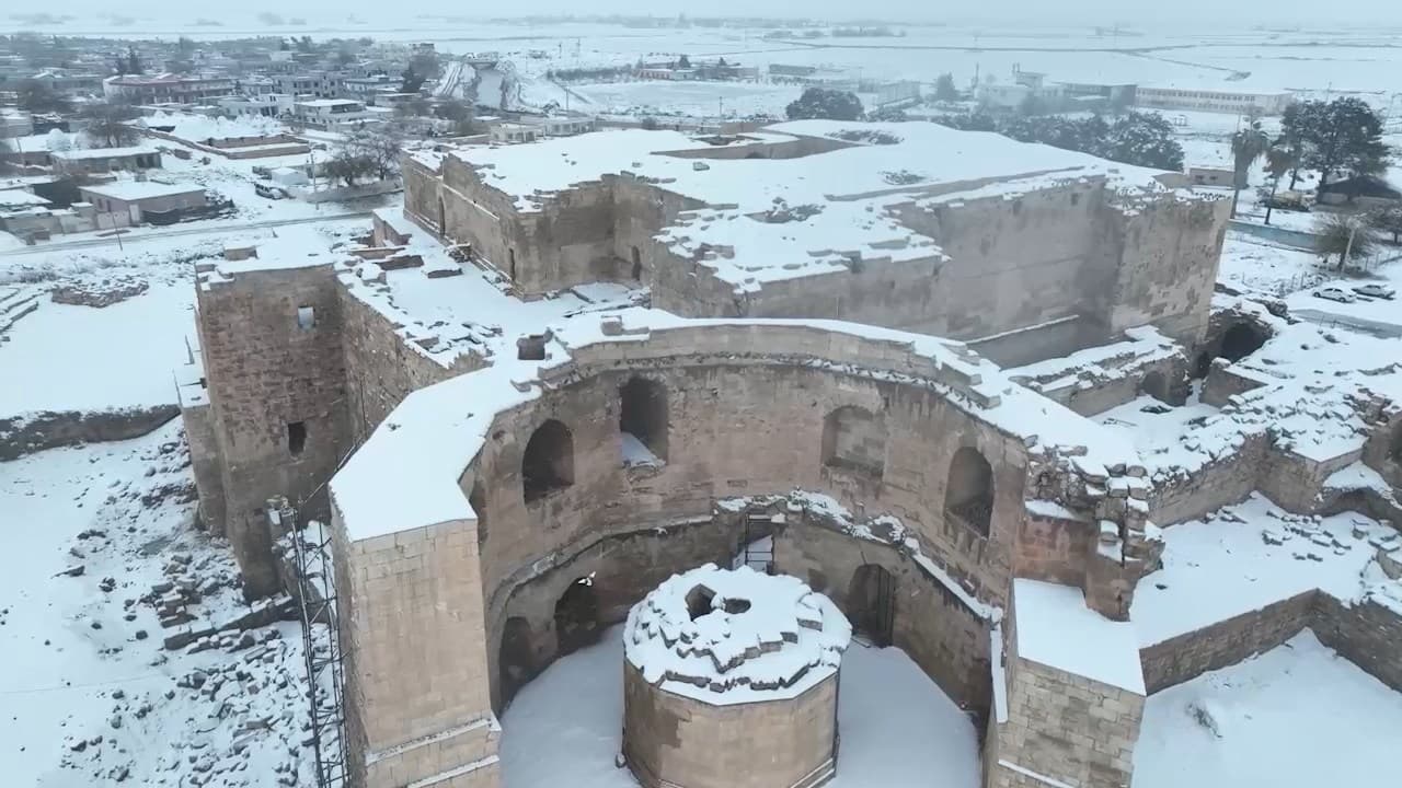 Tarihi Harran’da kartpostallık kar manzarası: Kümbet evler beyaza büründü