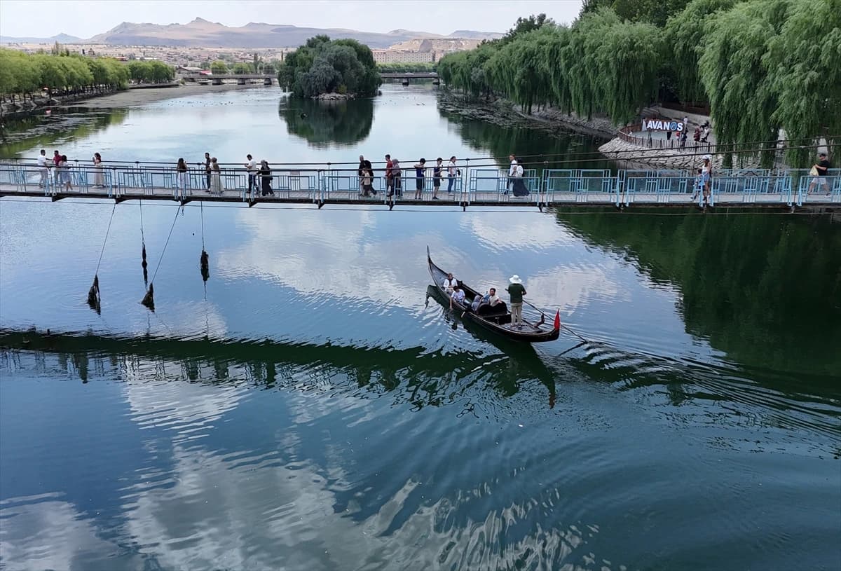 Kızılırmak'ta gondol sefası