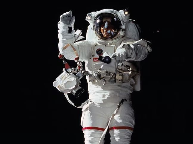 Sahte astronot yaşlı kadını dolandırdı