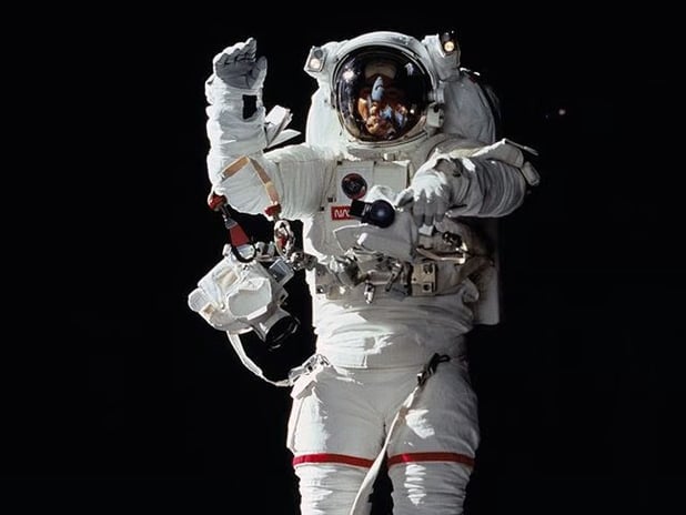 Uzayda kaldığını söyleyen sahte astronot yaşlı kadını dolandırdı