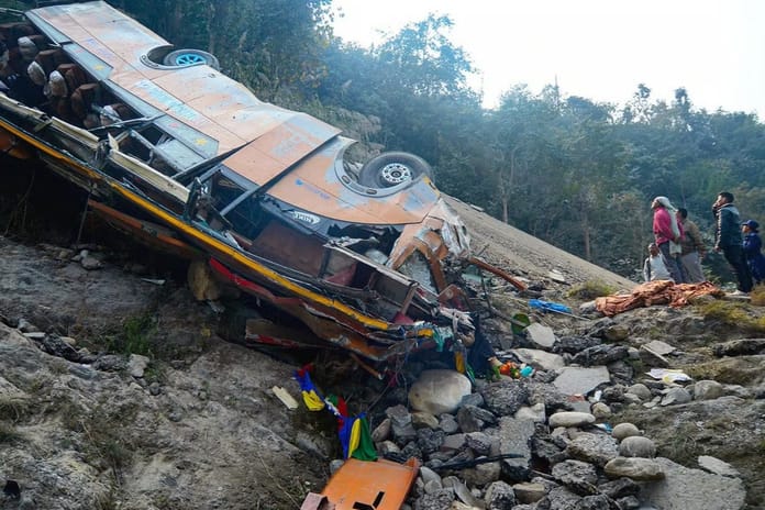 Nepal'de meydana gelen otobüs kazasında çok sayıda kişi öldü