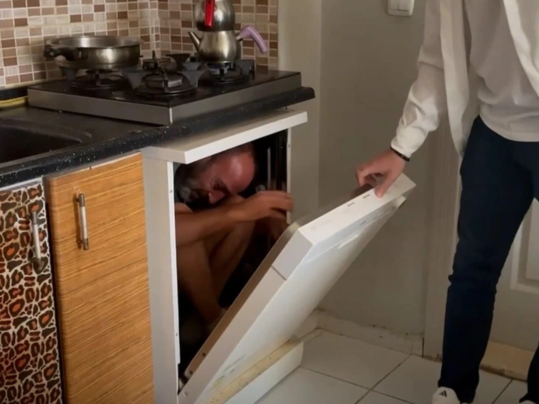 Bulaşık makinesinde yakalandı