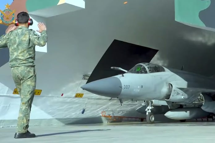 Azerbaycanlı askerler JF-17 savaş uçağı için Pakistan’daki eğitimlerini tamamladı